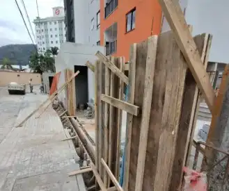 Execução de caixaria da viga e pilar do portão.